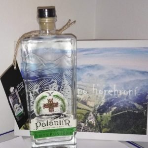 U&scaron;ľachtil&yacute; destil&aacute;t zo smreka
